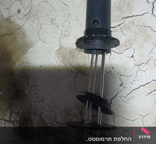 חלקי דוד שמש על רצפה סדוקה